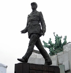 Tượng Charles De Gaulle ở Paris