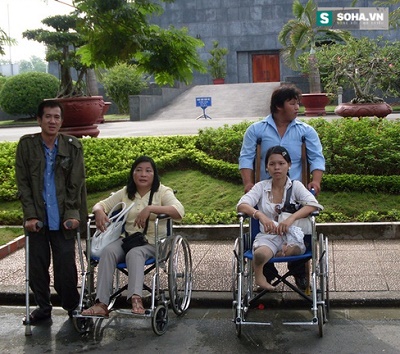Chị Phạm Thị Nhí ngồi xe lăn