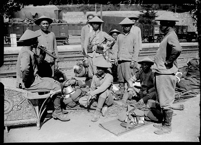 Người Việt làm ở đường xe lửa tại Saint-Raphaël, France, năm 1916