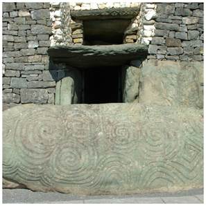 Newgrange Passage Tomb/Temple, Ireland; photo: Clemensfranz