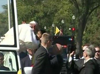 GH Francis ôm hôn bé tặng quà dịp ngài diễn hành khắp phố Washington DC