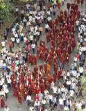 hình của Mizzima News, tu sĩ Phật giáo và dân chúng tràn ra đường Rangoon hôm thứ năm, 27Sep07