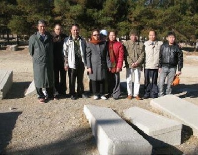 nhóm tìm mộ Alex