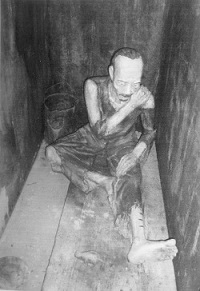 tượng liệt sĩ trong 1 phòng giam chín hầm