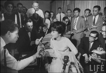 Photo1: VIETNAM – SEPTEMBER 1 1: Madame Dinh Nhu Ngo (C) taking to the press at the airport as she is leaving for Europe. (Photo by Larry Burrows/Time & Life Pictures/Getty Images. The LIFE Picture Collection)