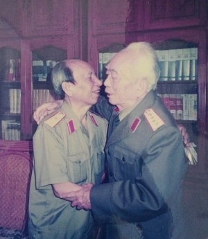 Cuộc gặp gỡ sau nửa thế kỷ của Đại tướng Võ Nguyên Giáp và Thiếu tướng tình báo Vũ Ngọc Nhạ tại nhà riêng, 30 Hoàng Diệu (ngày 3/4/2002). Ảnh: Hiền Anh