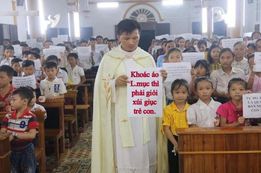 Image may contain: 10 people, people standing