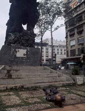 Sài Gòn, 30 tháng Tư 1975, Trung tá Cảnh sát Quốc gia Nguyễn Văn Long tuẫn tiết dưới chân tượng đài Thủy Quân Lục Chiến trước Quốc Hội Việt Nam Cộng Hòa. Hình: Jacques Pavlovsky / Sygma / CORBIS