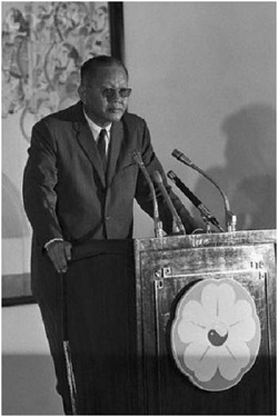 Tướng Dương Văn Minh nhậm chức tổng thống, Sài Gòn, 28 tháng Tư 1975.