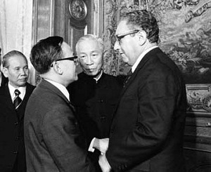 Kissinger và Lê đức Thọ bắt tay nhau sau khi ký thỏa hiệp Ba lê 22Jan1973