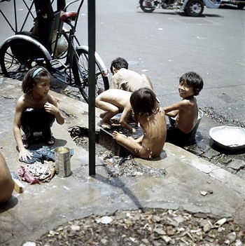 Trẻ em tăm giặt ngay trên vĩa hè