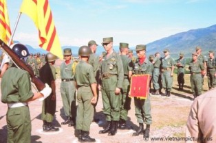 Cờ vàng huân chương