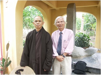 Với Sư ông TNH cạnh bia chùa Bái Đính của Trạng Bùng Phùng Khắc Khoan