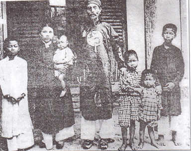 Gia đình ông Ngô Đình Khả (từ trái): Ngô Thị Giao (nhạc mẫu của ông Trần Trung Dung,) bà Ngô Đình Khả bồng Ngô Thị Hiệp (thân mẫu Hồng Y Nguyễn Văn Thuận,) Thượng Thư Ngô Đình Khả, Ngô Đình Thục, Ngô Đình Diệm và Ngô Đình Khôi. (các ông Ngô Đình Nhu, Ngô Đình Luyện và Ngô Đình Cẩn chưa ra đời.)