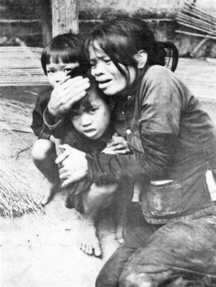 Một người mẹ đang tìm cách bảo vệ con mình trong trận càn của lính Mỹ  Ảnh: Vietnam Bilder eines Krieges (Đức)