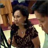 Bà Tuyết Mai lúc đang phỏng vấn ở chùa Hoa Nghiêm