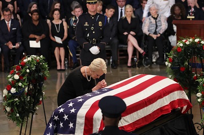 lễ tưởng niệm McCain trong tòa nhà quốc hội 