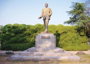 https://imgs.vietnamnet.vn/Images/2013/01/25/17/20130125172541_Ikeda-Hayato-statue1_1359086390.jpg