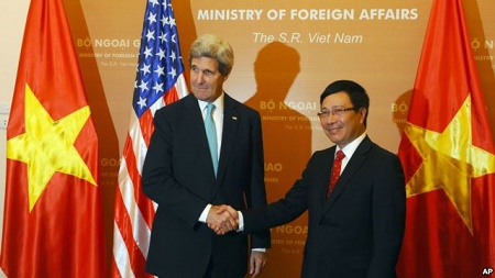 Ngoại trưởng Mỹ John Kerry bắt tay với Bộ trưởng Ngoại giao Việt Nam Phạm Bình Minh trong chuyến thăm Việt Nam của ông Kerry tháng 12 năm 2013