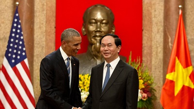 Tổng Thống Mỹ Barack Obama, trái, và Tổng thống Việt Trần Đại Quang bắt tay tại Phủ Chủ tịch tại Hà Nội, Thứ Hai, 23 tháng năm 2016
