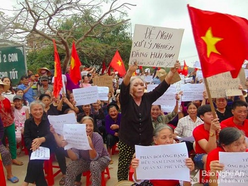 liên hội phụ nữ Quỳnh Lưu yêu cầu chính quyền xử linh mục Đặng Hữu Nam
