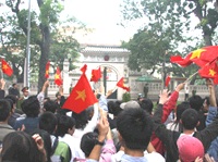 Người biểu tình vẫy cờ và biểu ngữ bên ngoài Đại sứ quán Trung Quốc ở Hà Nội