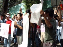 Người biểu tình phản đối bên ngoài lãnh sự quán Trung Quốc ở TP HCM.