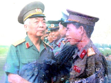 Tướng Giáp trong lần thăm đơn vị QKV (Ảnh tư liệu)