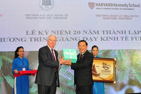 Thomas Vallely đại diện Trường Quản lý nhà nước Harvard Kennedy tặng quà lưu niệm cho GS.TS. Nguyễn Đông Phong, đại diện Trường, Đại học Kinh tế, TP. Hồ Chí Minh