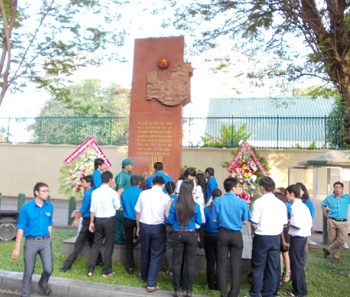 Bia tưởng niệm các chiến sĩ