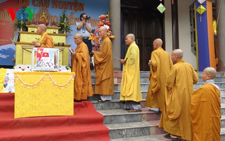 Ban Trị sự Giáo hội Phật giáo Việt Nam tỉnh Quảng Trị tổ chức lễ cầu nguyện Vì hòa bình Biển Đông, với hơn 4000 tăng ni, phật tử trong tỉnh tham gia.