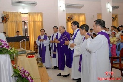 các linh mục thắp nhang