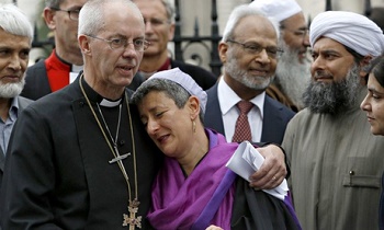 Justin Welby puts arm round Rabbi Laura Janner-Klausner at a rights vigil 