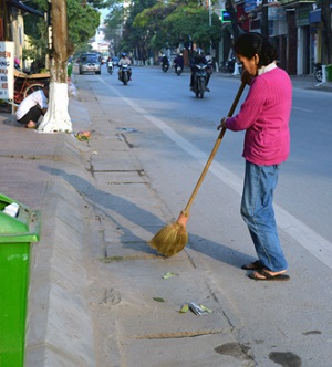 Bà Trịnh Thị Mỵ với công việc quét rác hàng ngày