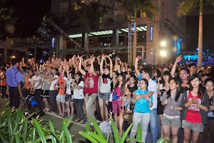 Khán giả cuồng nhiệt ủng hộ ban nhạc BlueXmas đêm 24/12/2011